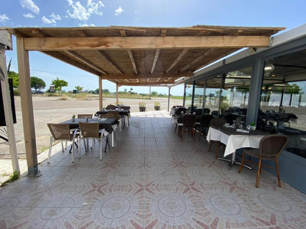 Hotel Restaurant La Ceinture Vauvert Esterno foto